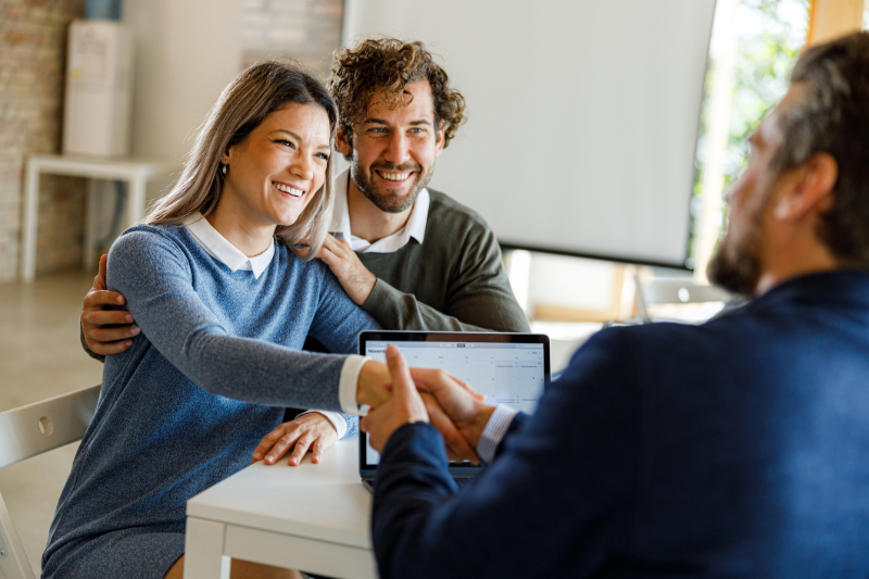 A couple talking to the right agent to sell their house fast in Los Angeles